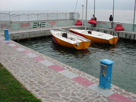 Molo con percorso per disabili visivi, porto di Homerus, Bogliaco, Brescia