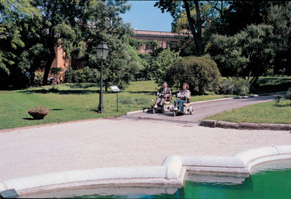 Elettroscooters nell'Orto Botanico di Roma